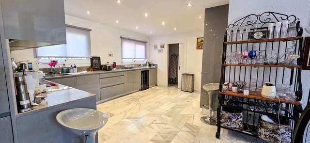 5 sovrum Semi-fristående Villa till salu i La Duquesa / Puerto de la Duquesa, Manilva med pool - 749 000 € (Ref: 9677341)