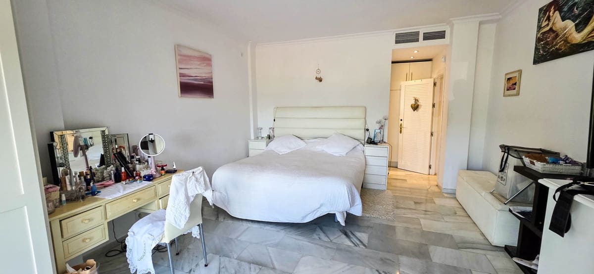 5 bedroom Semi-detached Villa for sale in La Duquesa / Puerto de la Duquesa with pool - € 749,000 (Ref: 9677341)