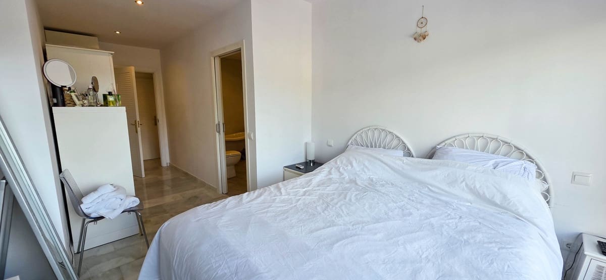 5 bedroom Semi-detached Villa for sale in La Duquesa / Puerto de la Duquesa with pool - € 749,000 (Ref: 9677341)