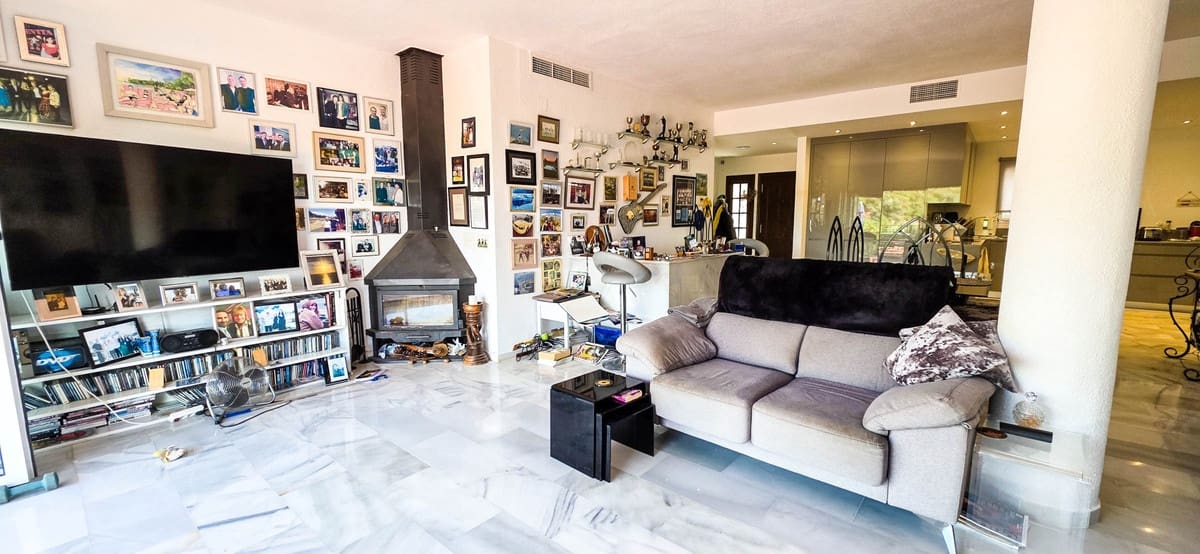 5 bedroom Semi-detached Villa for sale in La Duquesa / Puerto de la Duquesa with pool - € 749,000 (Ref: 9677341)