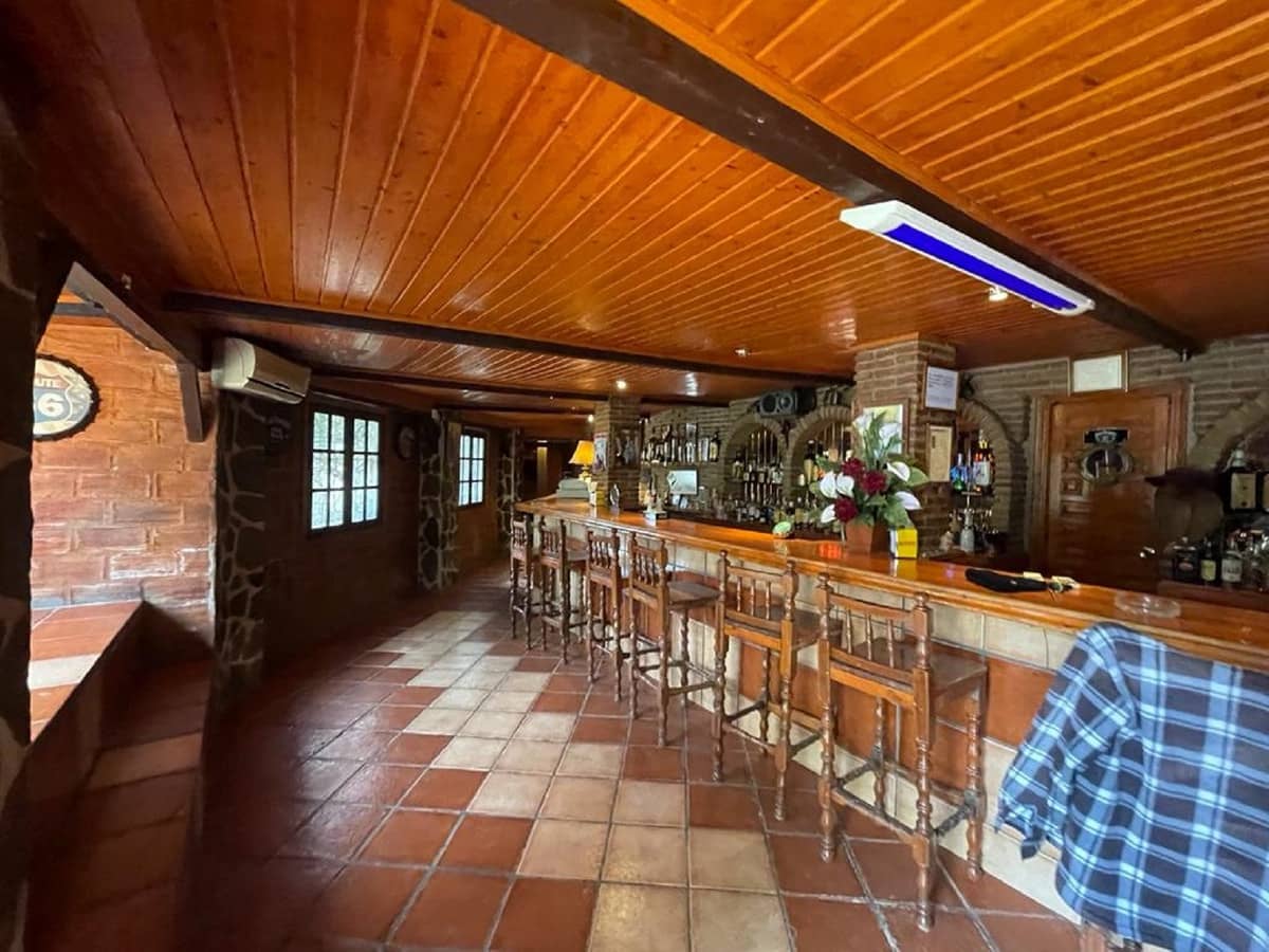 Hotel de 16 habitaciones en Alhaurín el Grande en venta con piscina - 3.175.000 € (Ref: 9677342)