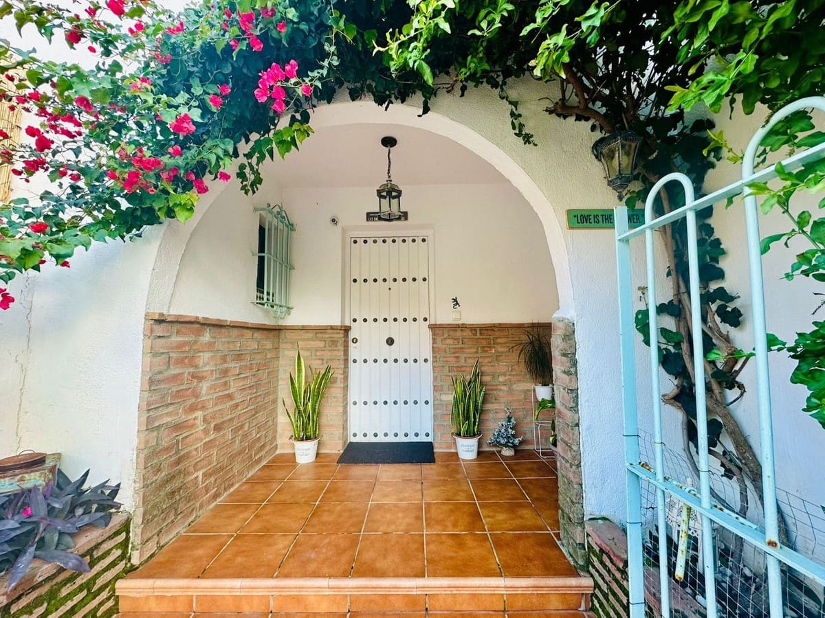4 bedroom Semi-detached Villa for sale in Manilva with pool - € 599,000 (Ref: 9677345)