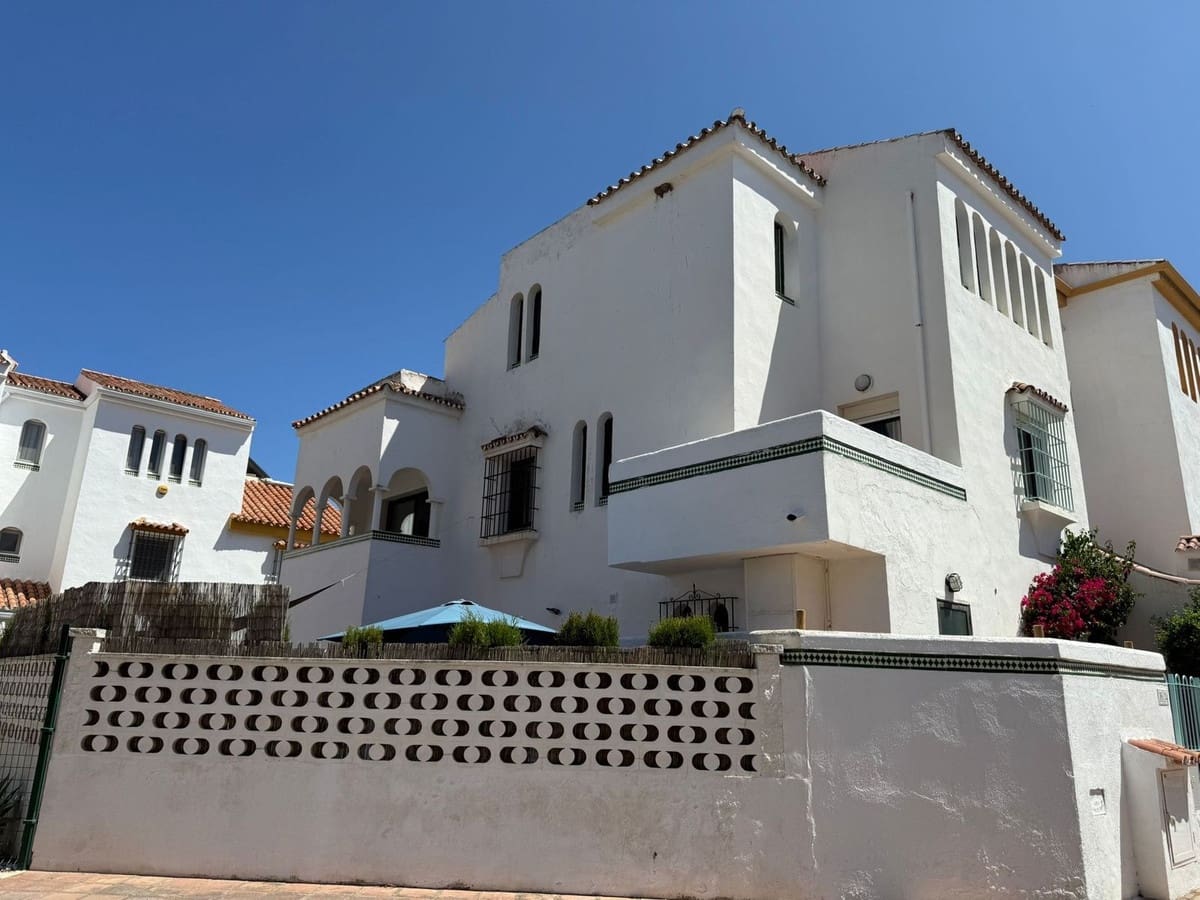 4 bedroom Semi-detached Villa for sale in Manilva with pool - € 599,000 (Ref: 9677345)