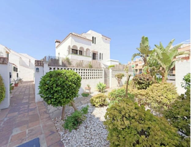 4 soveværelse Semi-Rækkehus til salg i Manilva Pueblo, Manilva med swimmingpool - € 599.000 (Ref: 9677345)