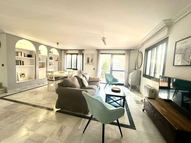 4 soveværelse Semi-Rækkehus til salg i Manilva Pueblo, Manilva med swimmingpool - € 599.000 (Ref: 9677345)