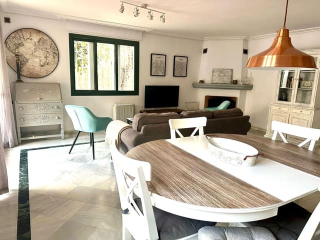 4 soveværelse Semi-Rækkehus til salg i Manilva Pueblo, Manilva med swimmingpool - € 599.000 (Ref: 9677345)