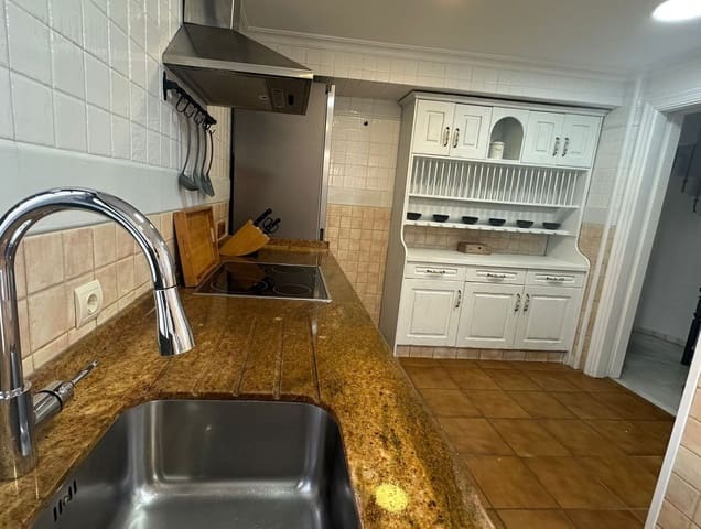 4 soveværelse Semi-Rækkehus til salg i Manilva Pueblo, Manilva med swimmingpool - € 599.000 (Ref: 9677345)