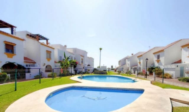 4 soveværelse Semi-Rækkehus til salg i Manilva Pueblo, Manilva med swimmingpool - € 599.000 (Ref: 9677345)