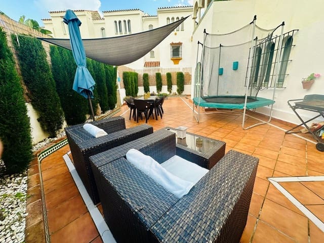 4 soveværelse Semi-Rækkehus til salg i Manilva Pueblo, Manilva med swimmingpool - € 599.000 (Ref: 9677345)