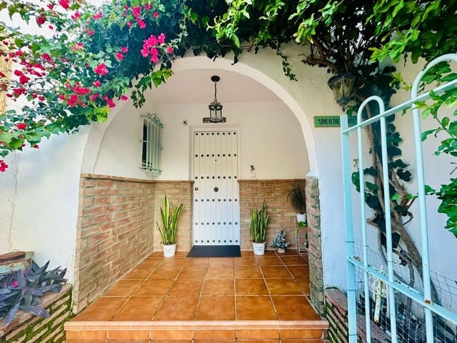 4 soveværelse Semi-Rækkehus til salg i Manilva Pueblo, Manilva med swimmingpool - € 599.000 (Ref: 9677345)