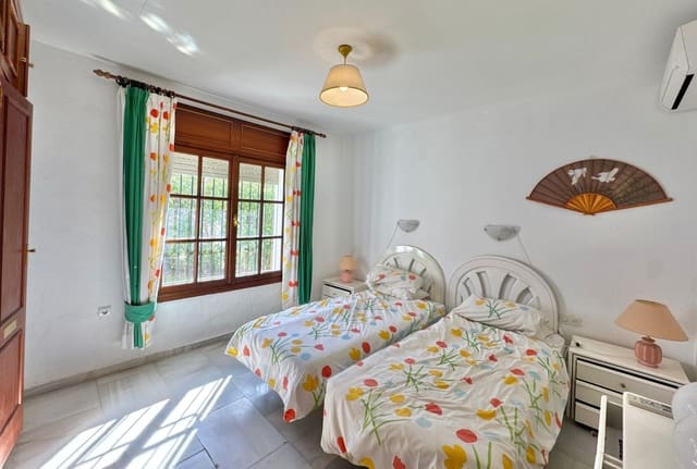 5 soveværelse Villa til salg i El Rosario, Marbella med swimmingpool - € 950.000 (Ref: 9677346)