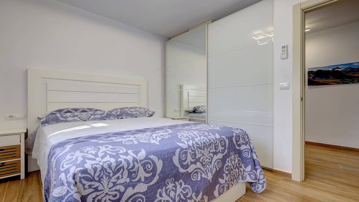 2 soverom Kjedet enebolig til salgs i Manilva med svømmebasseng - € 450 000 (Ref: 9677347)