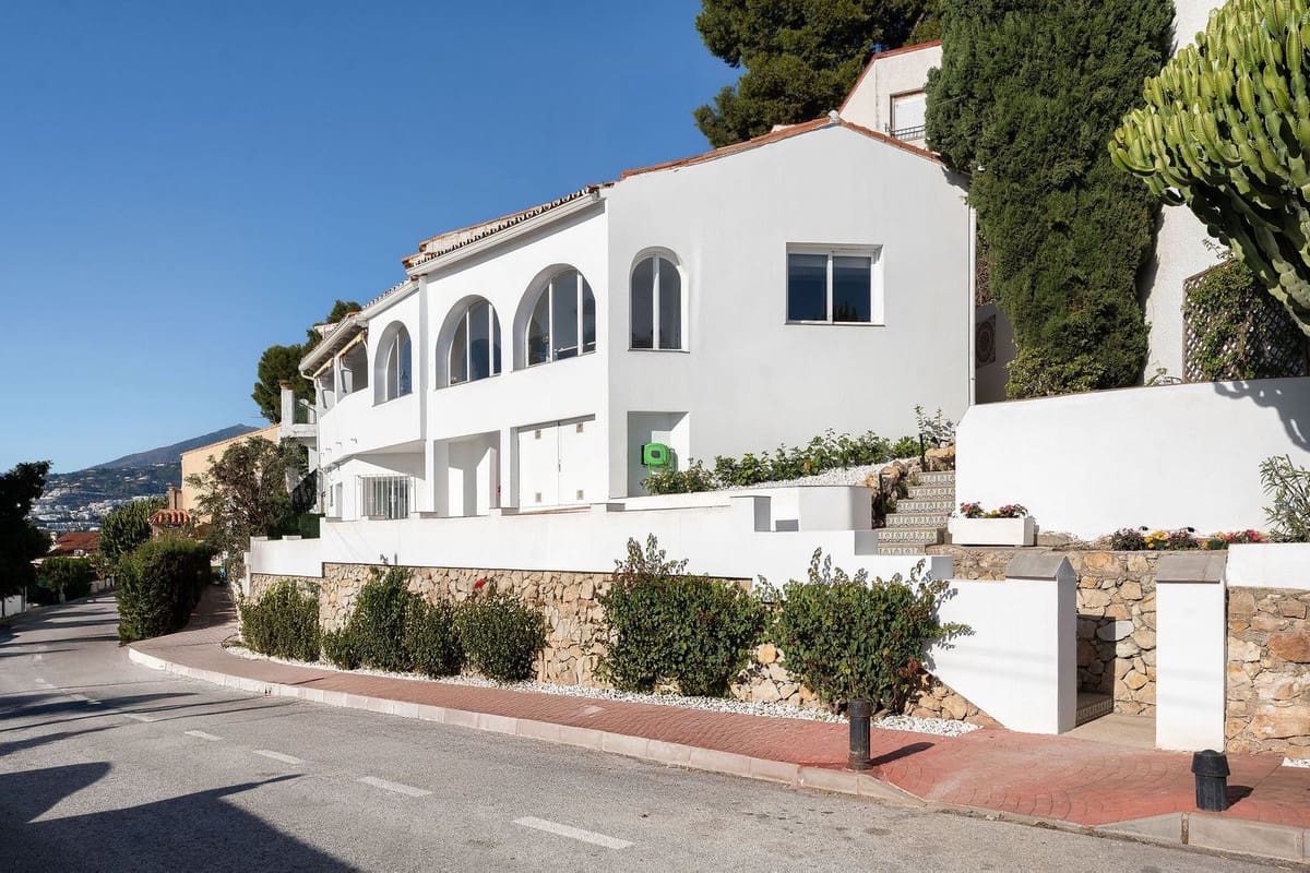 3 bedroom Semi-detached Villa for sale in Nueva Andalucia - € 549,000 (Ref: 9677349)