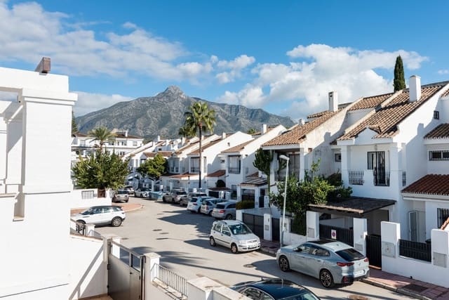 3 bedroom Semi-detached Villa for sale in La Dama de Noche - La Alzambra, Marbella - € 595,000 (Ref: 9677353)