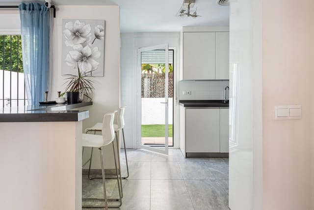 3 bedroom Semi-detached Villa for sale in La Dama de Noche - La Alzambra, Marbella - € 595,000 (Ref: 9677353)