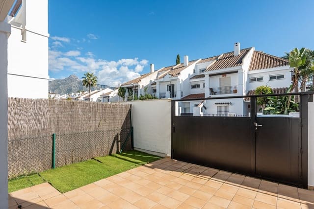 3 bedroom Semi-detached Villa for sale in La Dama de Noche - La Alzambra, Marbella - € 595,000 (Ref: 9677353)