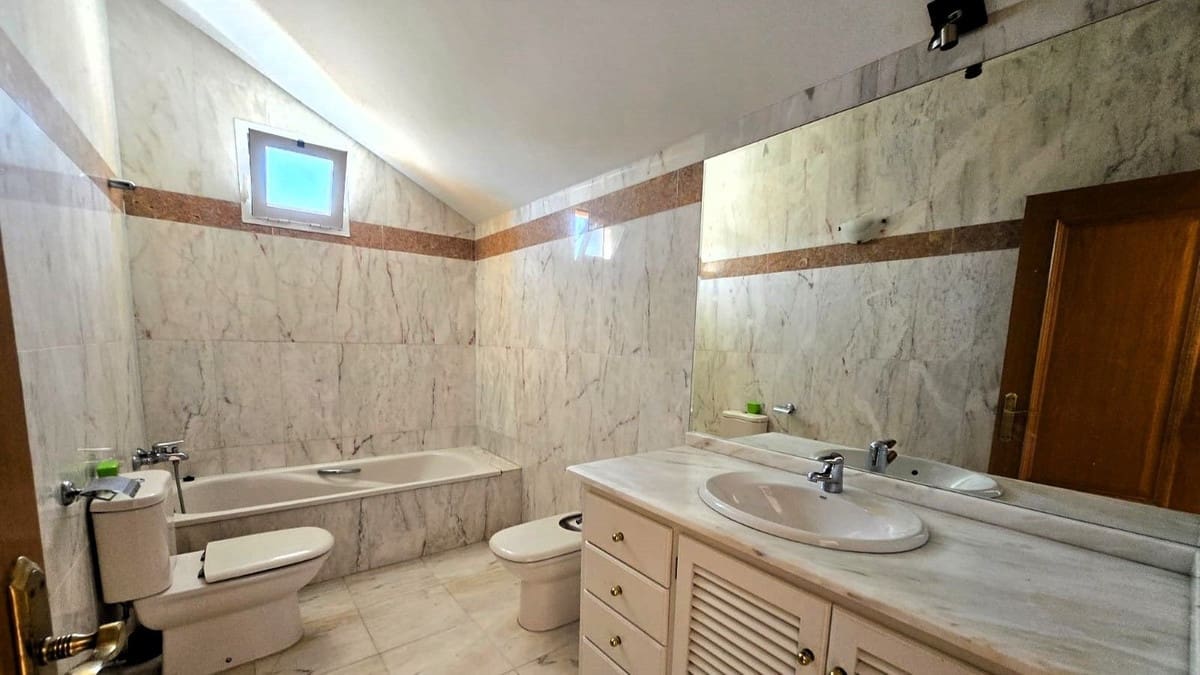 4 Zimmer Haus zu verkaufen in La Cala de Mijas mit Pool Garage - 599.000 € (Ref: 9677356)