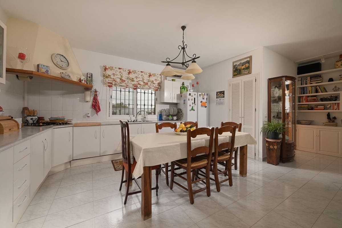 4 bedroom Finca/Country House for sale in Alhaurin el Grande with pool - € 765,000 (Ref: 9677362)