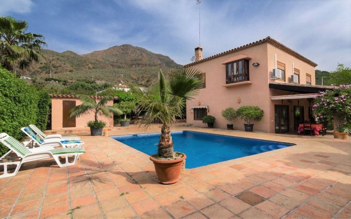 4 Zimmer Villa zu verkaufen in Estepona mit Pool - 795.000 € (Ref: 9677363)