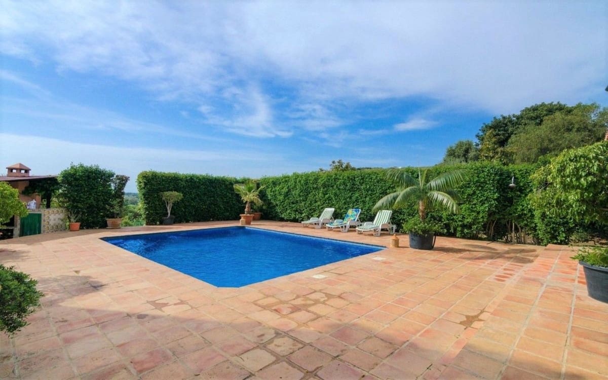 4 Zimmer Villa zu verkaufen in Estepona mit Pool - 795.000 € (Ref: 9677363)