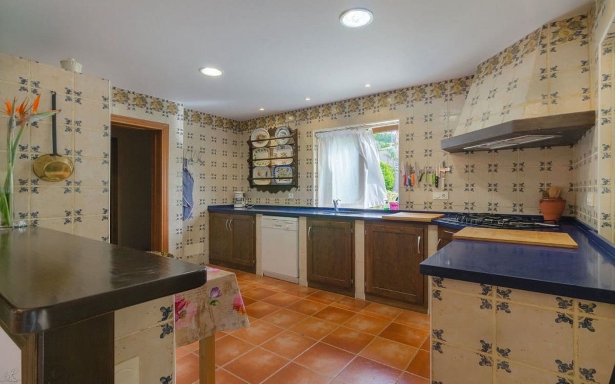 4 Zimmer Villa zu verkaufen in Estepona mit Pool - 795.000 € (Ref: 9677363)