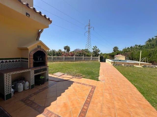4 bedroom Villa for sale in Centro, Estepona with pool garage - € 850,000 (Ref: 9677365)