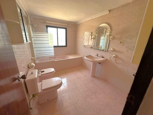 4 bedroom Villa for sale in Centro, Estepona with pool garage - € 850,000 (Ref: 9677365)