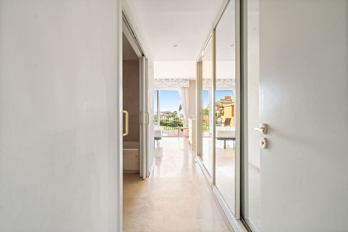 Apartamento de 3 habitaciones en La Duquesa / Puerto de la Duquesa en venta con piscina - 540.000 € (Ref: 9682446)