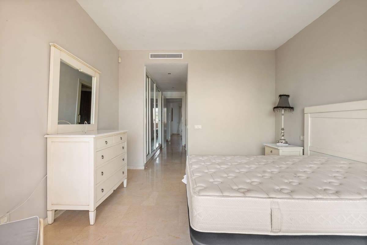 Apartamento de 3 habitaciones en La Duquesa / Puerto de la Duquesa en venta con piscina - 540.000 € (Ref: 9682446)