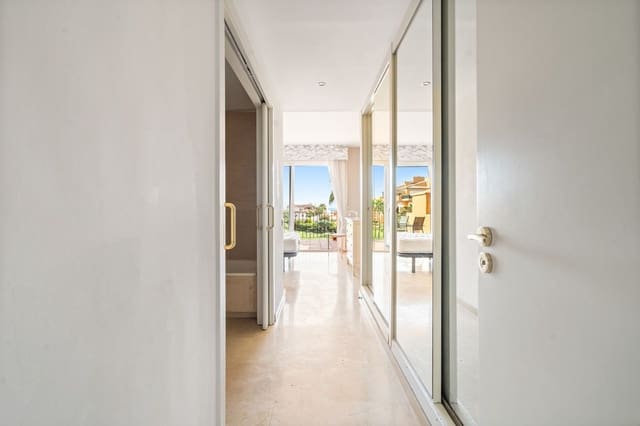 Apartamento de 3 habitaciones en La Duquesa / Puerto de la Duquesa, Manilva en venta con piscina - 540.000 € (Ref: 9682446)