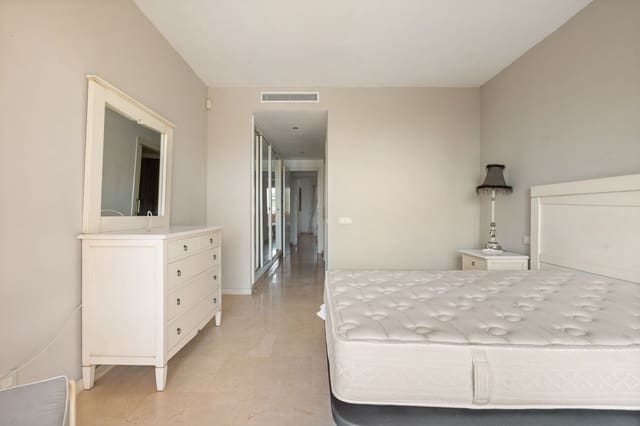 Apartamento de 3 habitaciones en La Duquesa / Puerto de la Duquesa, Manilva en venta con piscina - 540.000 € (Ref: 9682446)