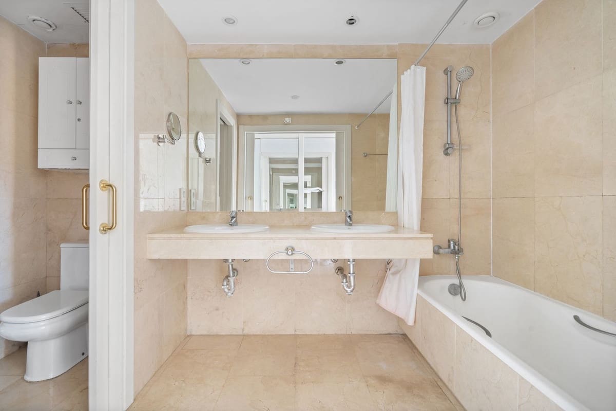 Apartamento de 3 habitaciones en La Duquesa / Puerto de la Duquesa en venta con piscina - 540.000 € (Ref: 9682446)