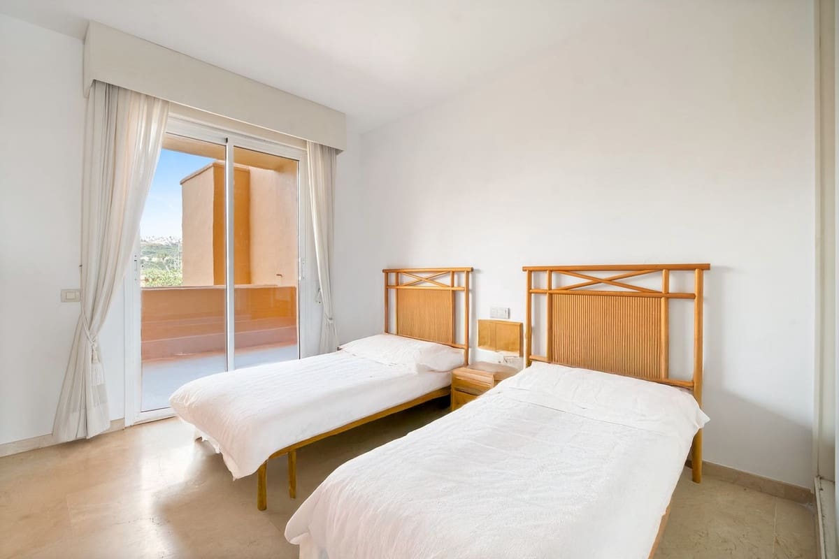 Apartamento de 3 habitaciones en La Duquesa / Puerto de la Duquesa en venta con piscina - 540.000 € (Ref: 9682446)