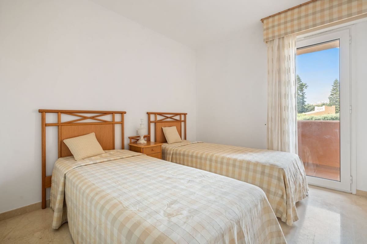 Apartamento de 3 habitaciones en La Duquesa / Puerto de la Duquesa en venta con piscina - 540.000 € (Ref: 9682446)