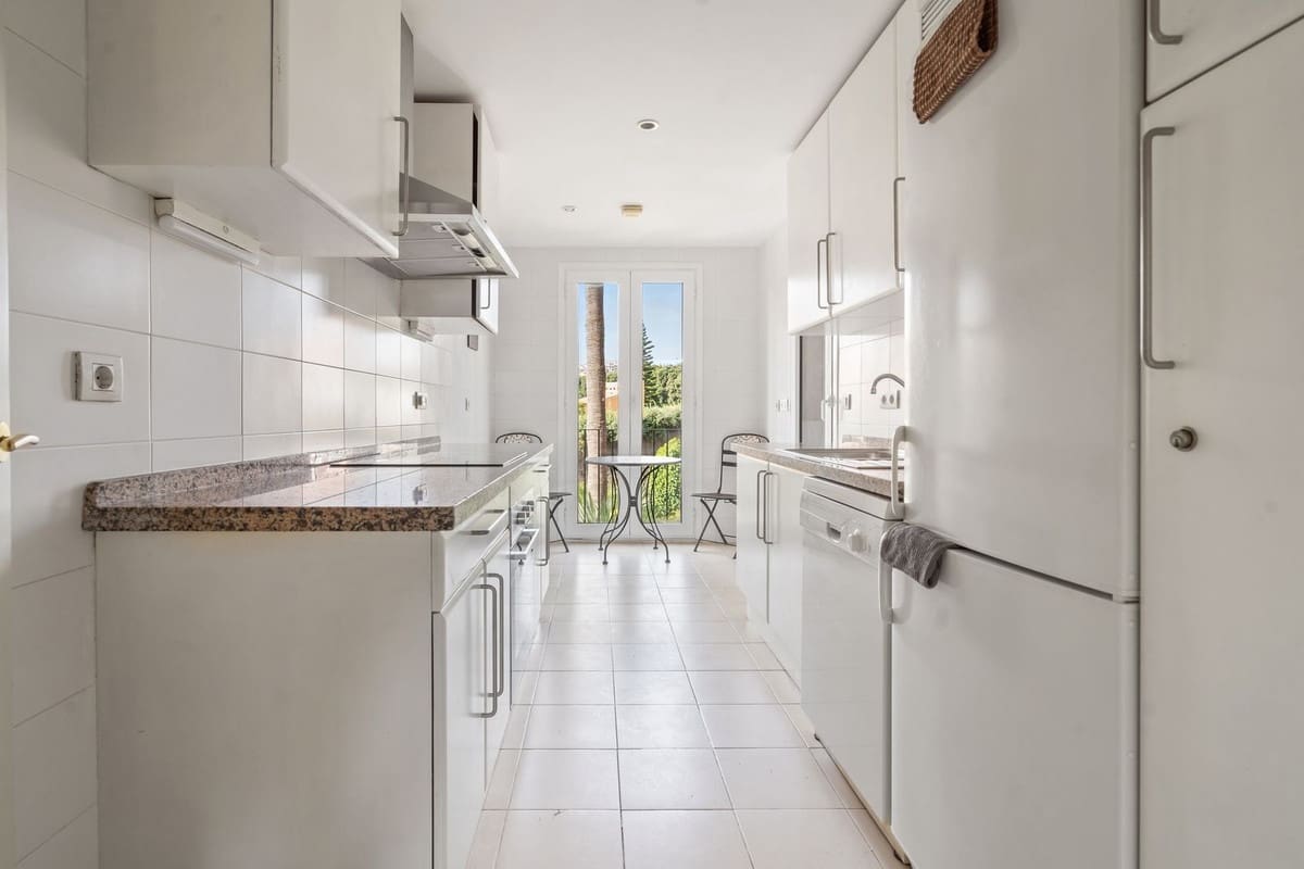 Apartamento de 3 habitaciones en La Duquesa / Puerto de la Duquesa en venta con piscina - 540.000 € (Ref: 9682446)