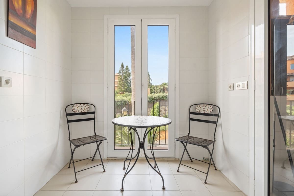 Apartamento de 3 habitaciones en La Duquesa / Puerto de la Duquesa en venta con piscina - 540.000 € (Ref: 9682446)