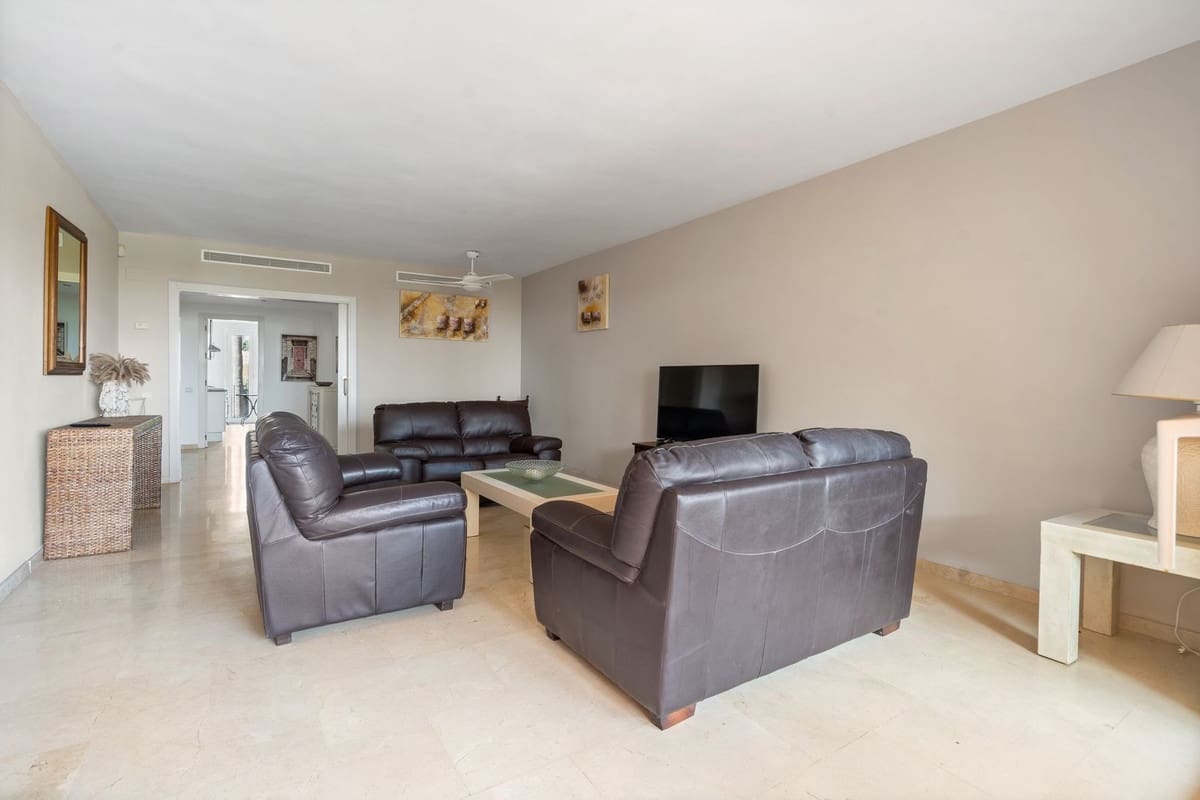 Apartamento de 3 habitaciones en La Duquesa / Puerto de la Duquesa en venta con piscina - 540.000 € (Ref: 9682446)