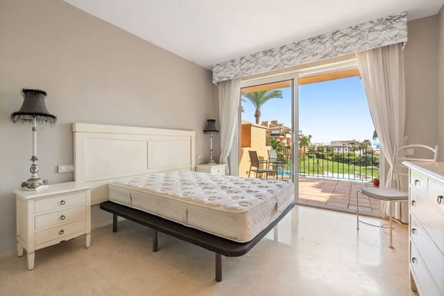 Apartamento de 3 habitaciones en La Duquesa / Puerto de la Duquesa, Manilva en venta con piscina - 540.000 € (Ref: 9682446)