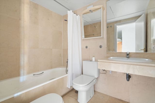 Apartamento de 3 habitaciones en La Duquesa / Puerto de la Duquesa, Manilva en venta con piscina - 540.000 € (Ref: 9682446)