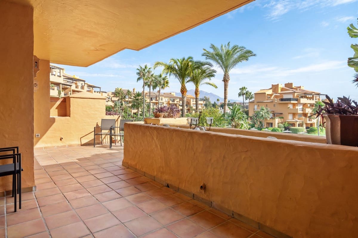 Apartamento de 3 habitaciones en La Duquesa / Puerto de la Duquesa en venta con piscina - 540.000 € (Ref: 9682446)