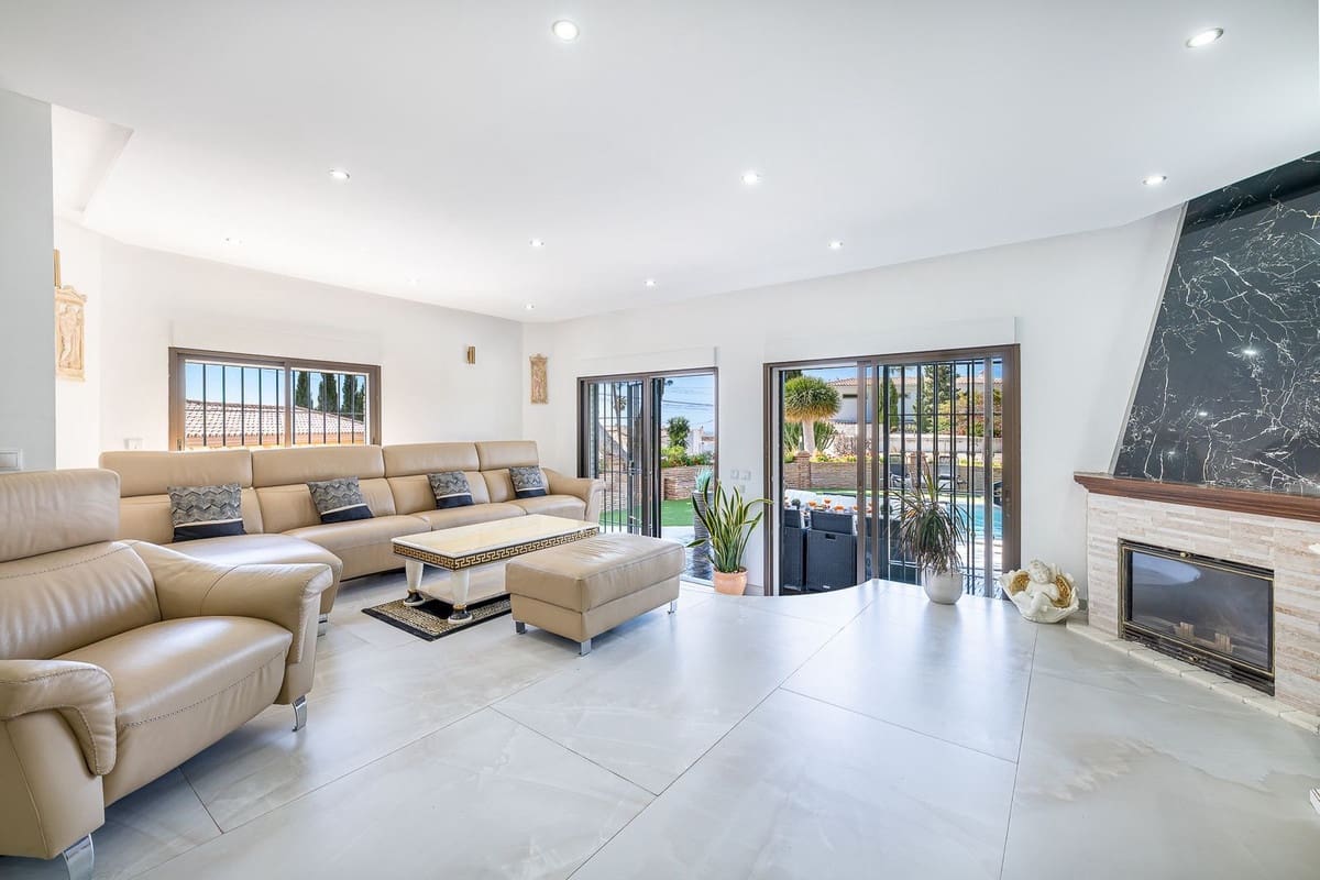 4 soveværelse Villa til salg i Benalmadena med swimmingpool garage - € 1.190.000 (Ref: 9683458)