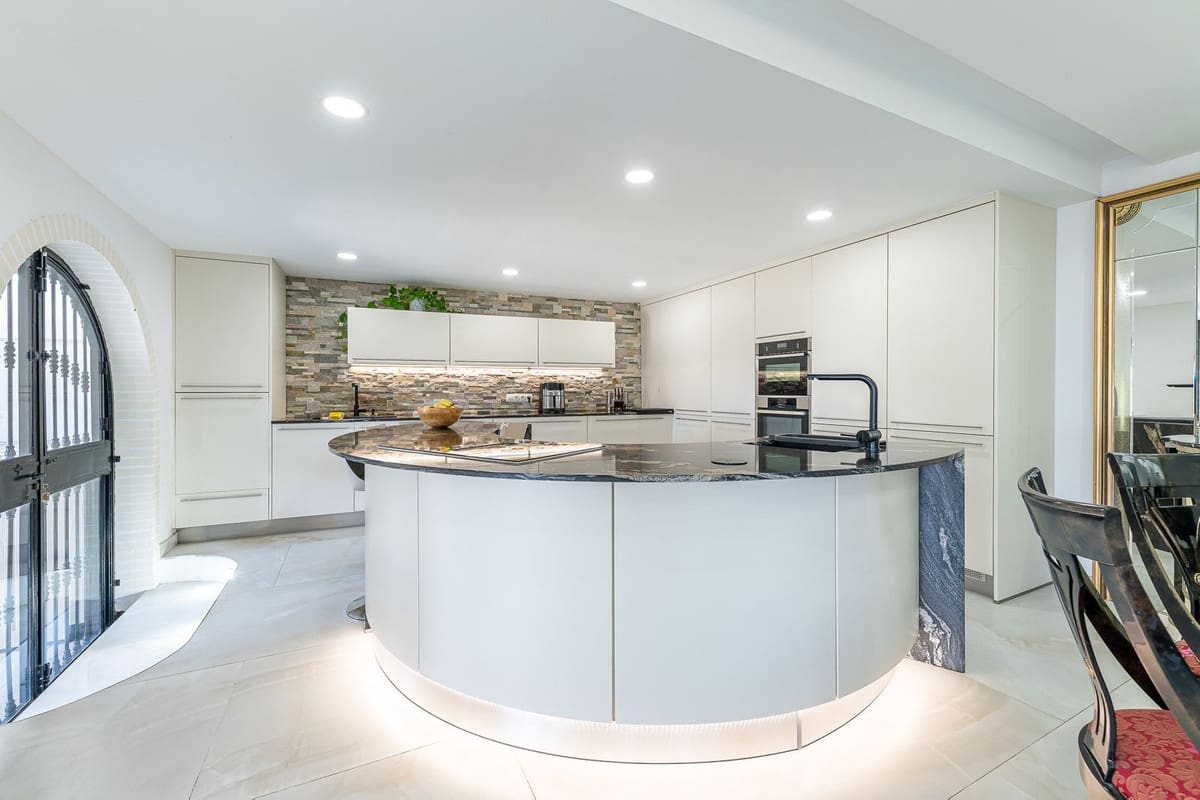 4 soveværelse Villa til salg i Benalmadena med swimmingpool garage - € 1.190.000 (Ref: 9683458)