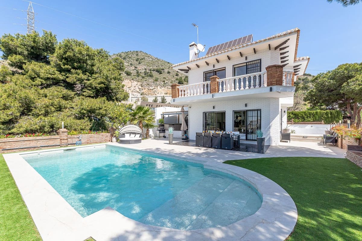 4 soveværelse Villa til salg i Benalmadena med swimmingpool garage - € 1.190.000 (Ref: 9683458)