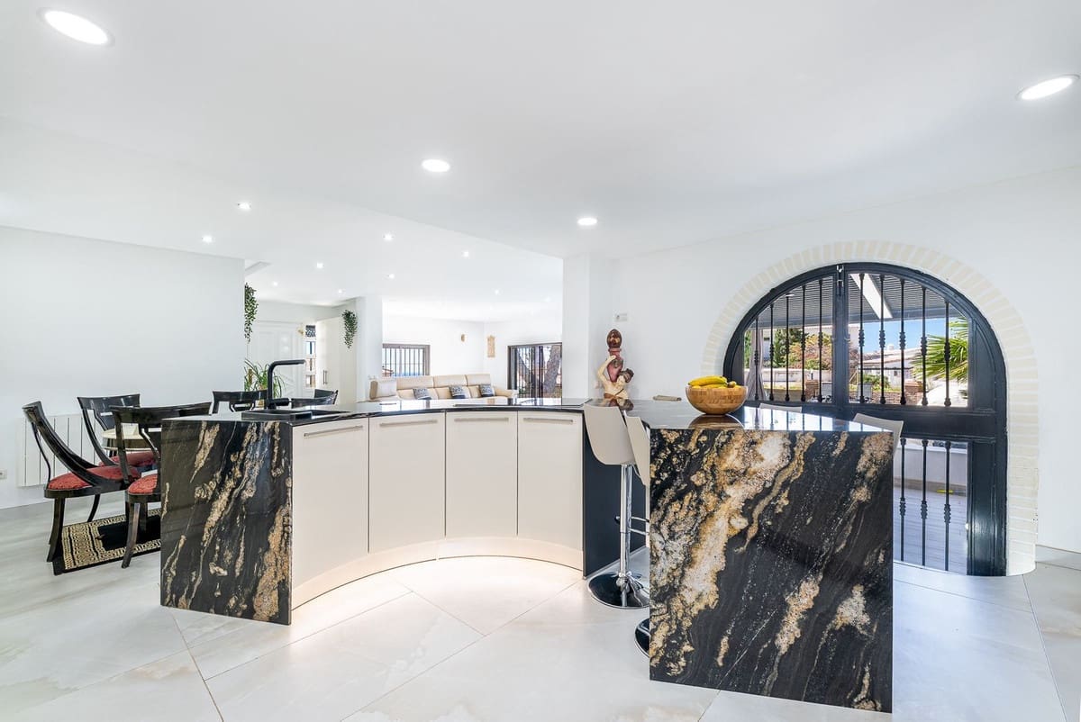 4 soveværelse Villa til salg i Benalmadena med swimmingpool garage - € 1.190.000 (Ref: 9683458)