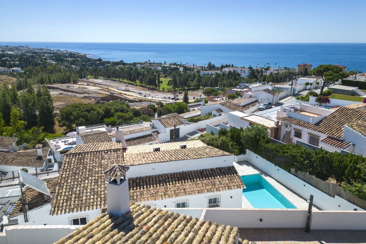 5 makuuhuone Huvila myytävänä paikassa Mijas Costa mukana uima-altaan - 1 375 000 € (Ref: 9683459)