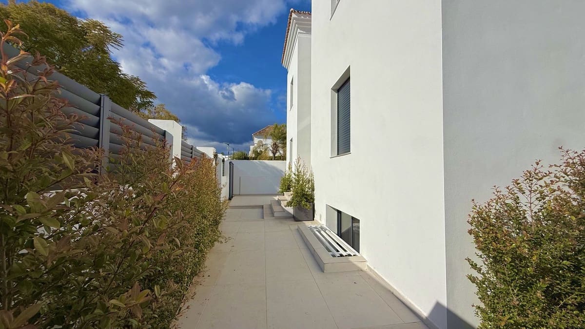 5 makuuhuone Huvila myytävänä paikassa Nueva Andalucia mukana uima-altaan - 2 200 000 € (Ref: 9686316)