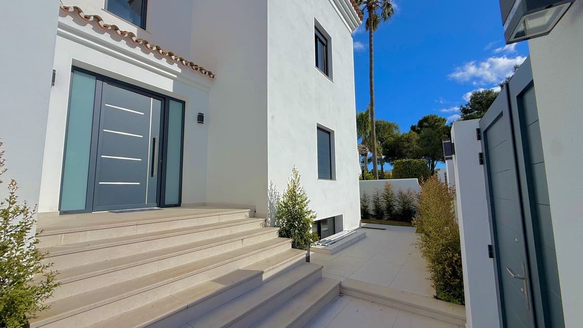 5 makuuhuone Huvila myytävänä paikassa Nueva Andalucia mukana uima-altaan - 2 200 000 € (Ref: 9686316)