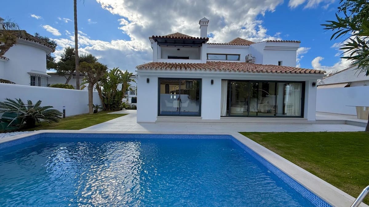 5 makuuhuone Huvila myytävänä paikassa Nueva Andalucia mukana uima-altaan - 2 200 000 € (Ref: 9686316)