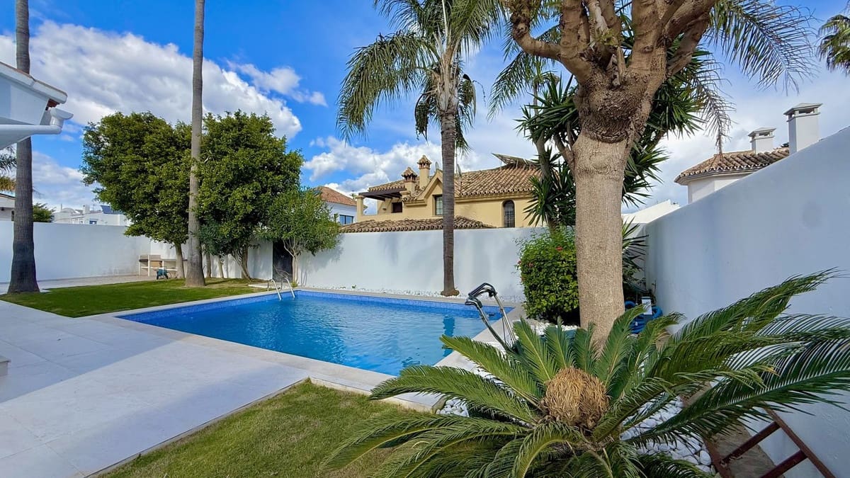 5 makuuhuone Huvila myytävänä paikassa Nueva Andalucia mukana uima-altaan - 2 200 000 € (Ref: 9686316)