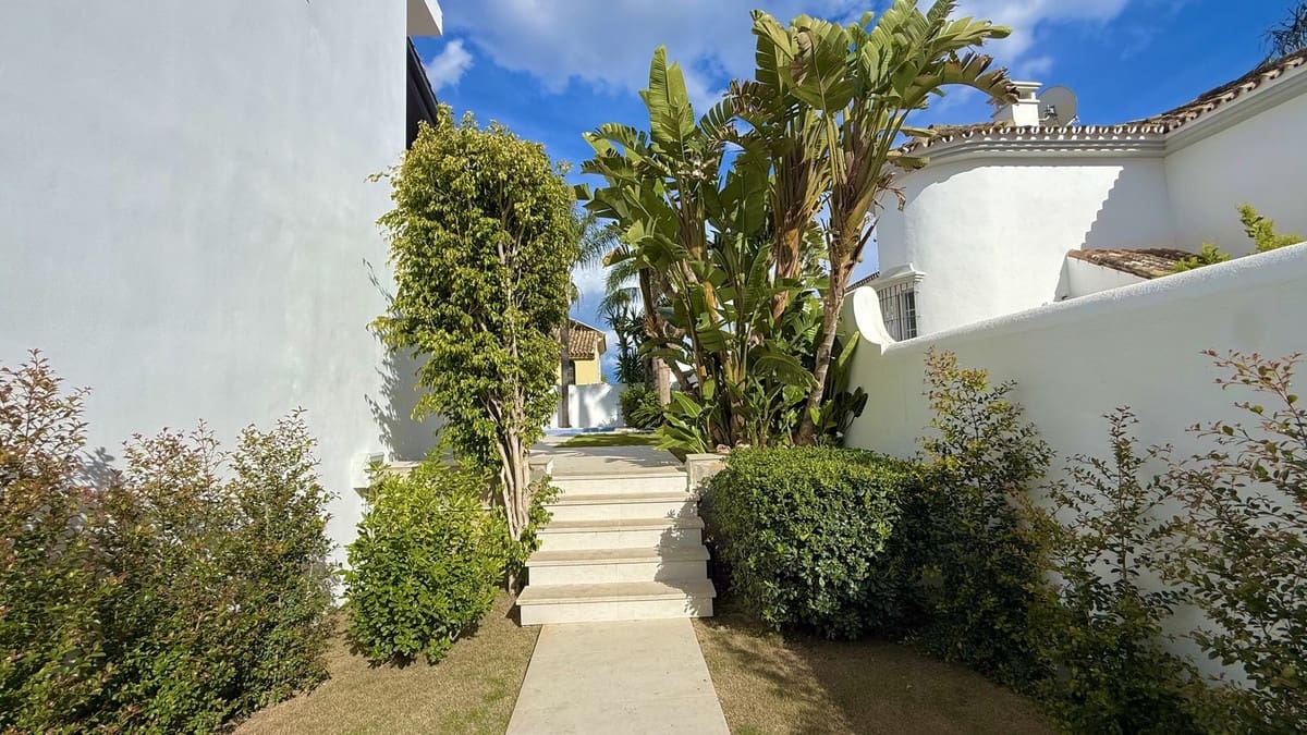 5 makuuhuone Huvila myytävänä paikassa Nueva Andalucia mukana uima-altaan - 2 200 000 € (Ref: 9686316)